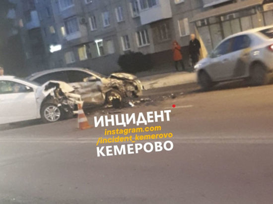 Возле “Ленты” в Кемерове разбились три автомобиля