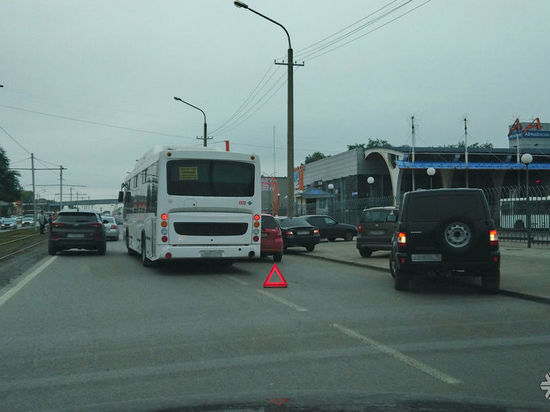 Пассажирский автобус столкнулся с иномаркой в Кемерове