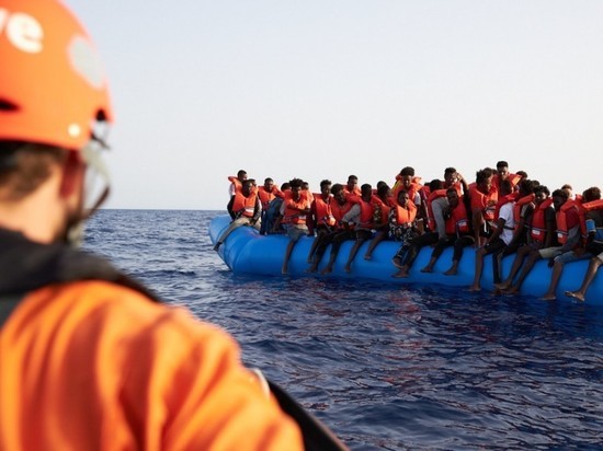Зеехофер хочет принять каждого четвертого беженца, спасенного в море