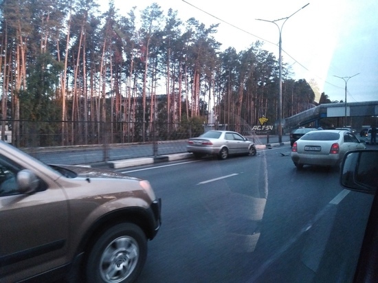 В Новосибирске пять машин столкнулись на пустой дороге