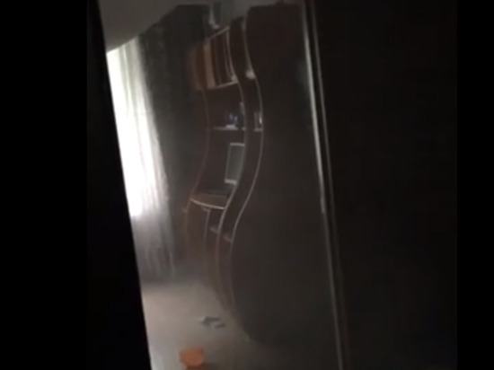 «Потолок заливает»: двухэтажки в Черемушках затопило после подачи тепла
