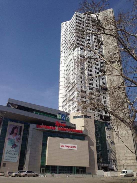 Мэрия Екатеринбурга требует полностью снести недостроенный небоскреб возле вокзала