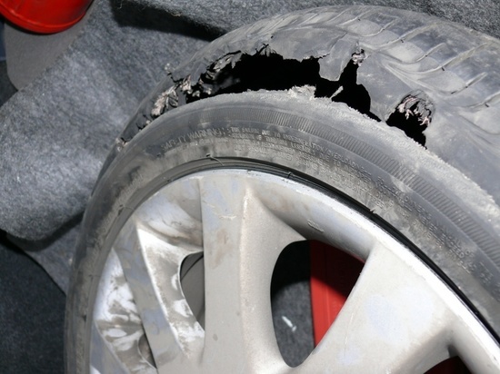Из-за взорвавшегося колеса легковушка врезалась в фуру в Тверской области