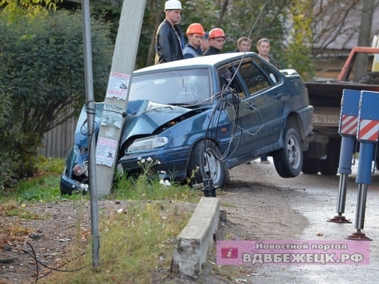 Пьяный водитель не удержался и въехал в столб в Тверской области