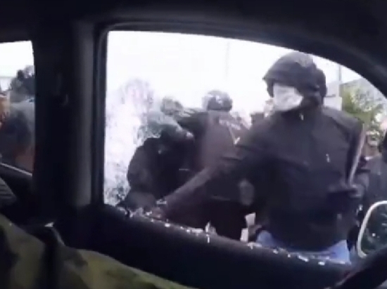 «Выходи, дверь открывай!»: появилось видео захвата автомобиля на площади Советов в Улан-Удэ