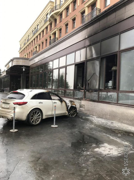 Фасад кемеровского ресторана обгорел из-за вспыхнувшей машины