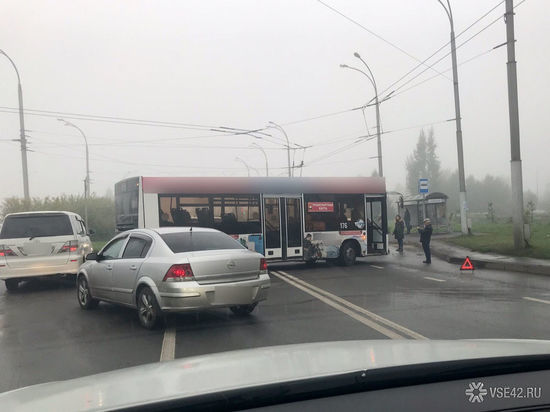 Автобус в Кемерове загородил три полосы из-за ДТП