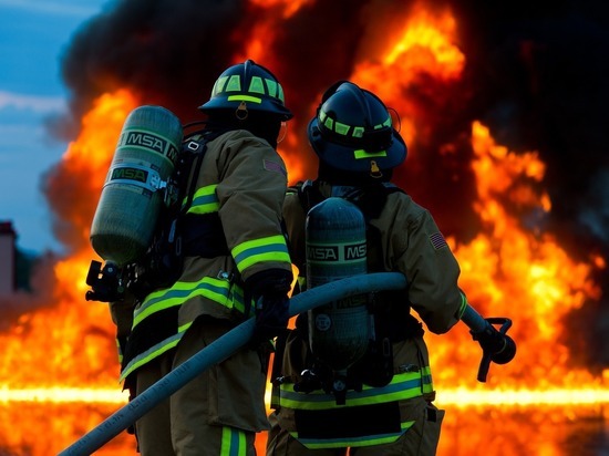 В Новом Уренгое 15 пожарных почти час тушили баню