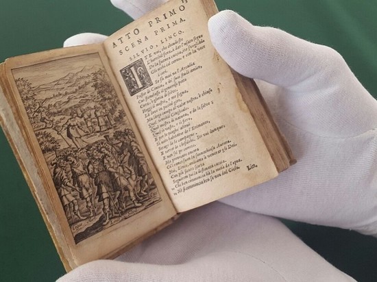 Миниатюрную книгу XVII века подарили иркутской "Молчановке"