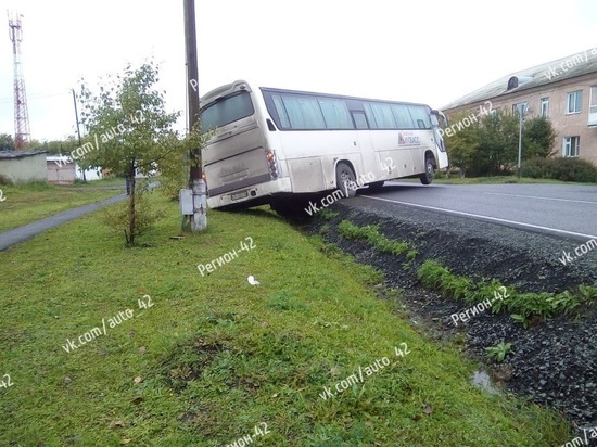 Автобус в Кемерове съехал в кювет и перегородил проезд
