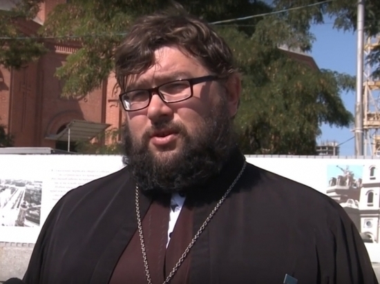 В Волгоградской области священник вынес из горящего дома инвалида