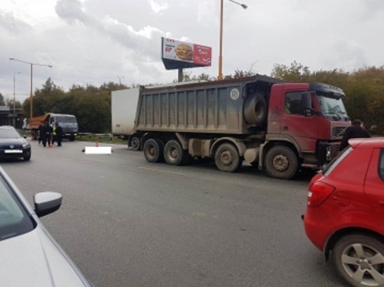 В Екатеринбурге грузовик Вольво насмерть сбил пешехода