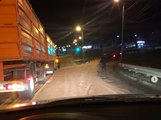 Очевидцы: грузовик с зерном попал в ДТП в Туле