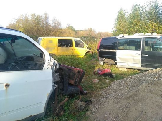 Жилой сектор Макарья в Кирове страдает от "кладбища автомобилей"