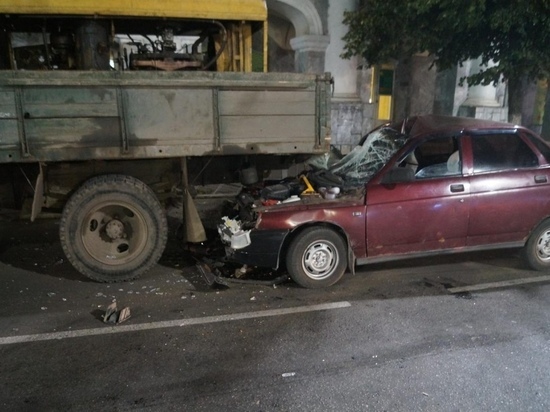 В центре Орла пьяный водитель без прав врезался в грузовик