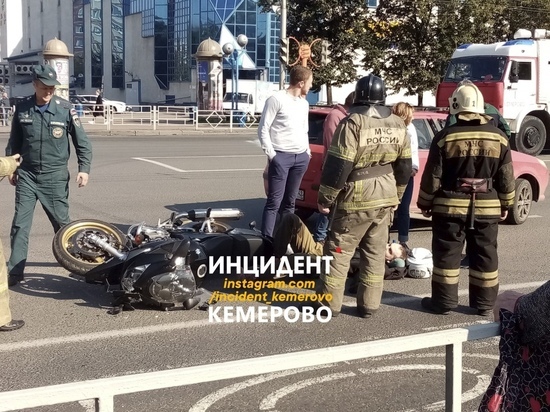 Мотоциклист влетел в бок иномарки неподалёку от кемеровского кинотеатра