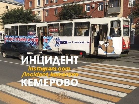 Трамвай в Кемерове не доехал до остановки из-за задымившегося двигателя