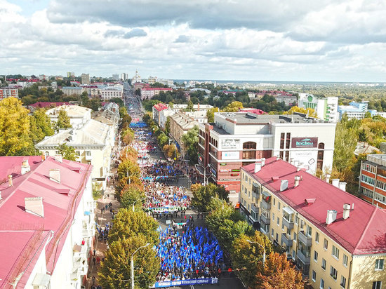 В Брянске парад Поколений занял весь проспект Ленина