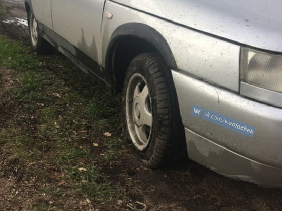 В Тверской области водители теряют колеса в луже