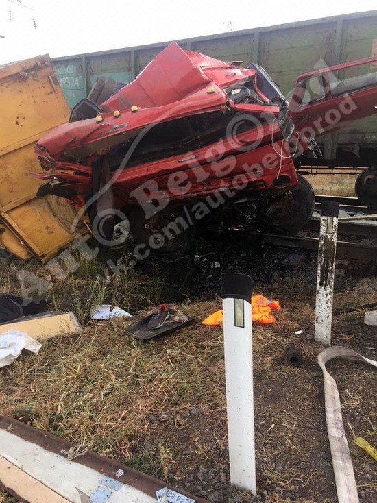 Под Белгородом «КамАЗ» врезался в грузовой поезд Под Белгородом «КамАЗ» врезался в грузовой поезд