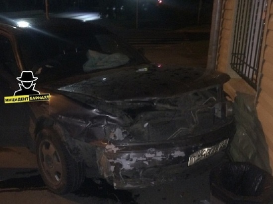 Автомобиль врезался в дом в Барнауле