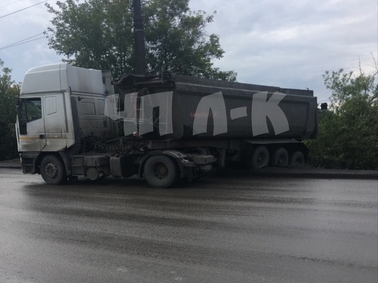 Прицеп грузовика съехал в кювет в Ленинске-Кузнецком
