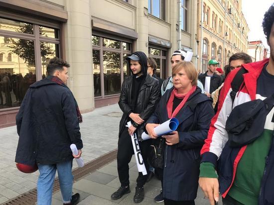 Актриса Догилева пришла на пикет в поддержку актера Устинова