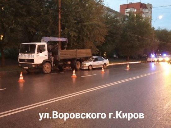 В Кирове водитель "15-й" влетел в стоявший грузовик и выпил после аварии