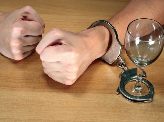 Украл, выпил, в тюрьму: в Оренбурге парень украл у собутыльника кредитку на спиртное
