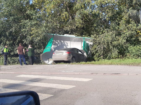 Водитель легковушки в Киселёвске снёс остановку общественного транспорта