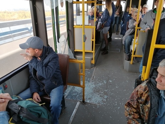 В автобусе во время движения вывалилось стекло