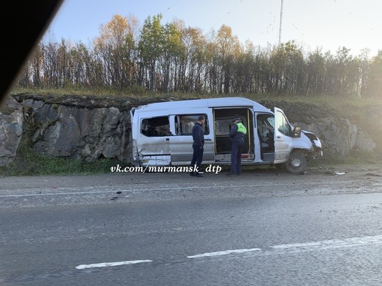 Утром на дороге Мурманск-Никель столкнулись микроавтобус и легковушка