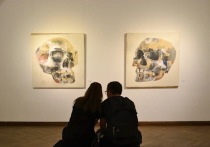 Сентябрьским вечером нижегородцы собрались в галерее Futuro, чтобы увидеть новую экспозицию «Смерть цветов» (16+) художника Ивана Найнти