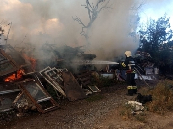 На западе Волгограда пожарные борются с крупным возгоранием