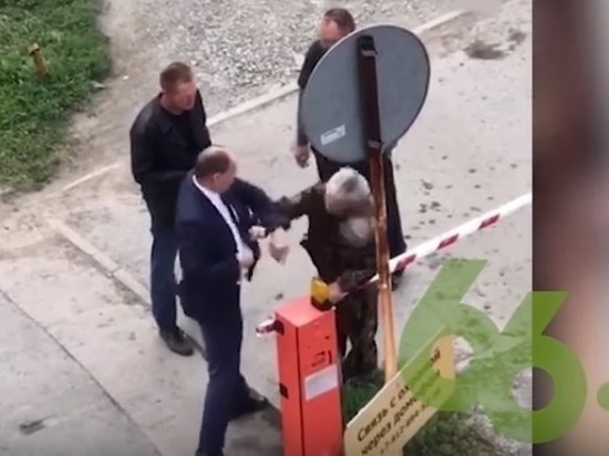 Наказан екатеринбургский чиновник, ударивший пожилого мужчину