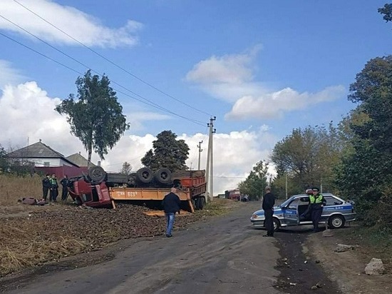 В Курской области перевернулся грузовик  со свеклой