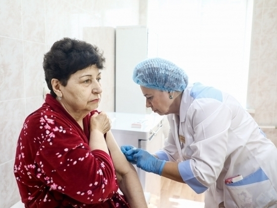 Пожилых волгоградцев защищают от возможной эпидемии гриппа