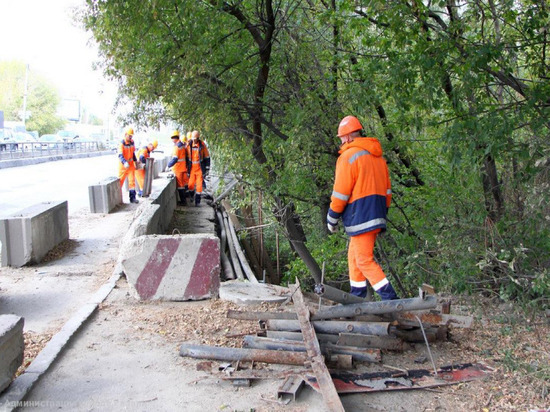 В Рязани начали ремонтировать тротуар на мосту через Трубеж