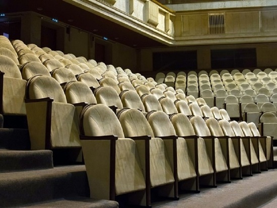 В Ярославском ТЮЗе заменили кресла в зрительном зале