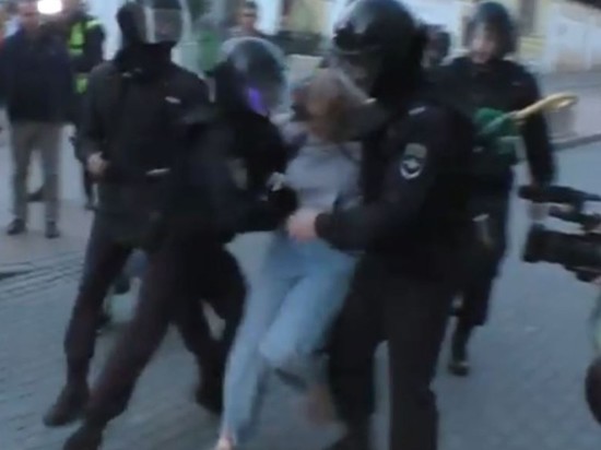 Жалобу избитой на митинге в Москве девушки передали из СК в Росгвардию