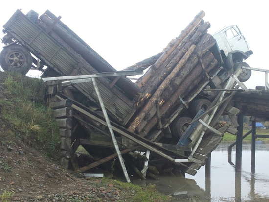 В Таштыпском районе сломали мост через реку Магаза