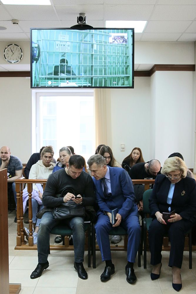 Павла Устинова отпустили под подписку о невыезде: кадры из суда