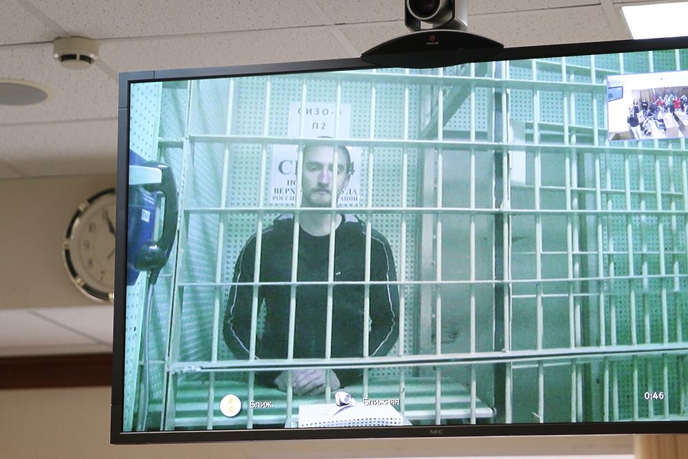 Павла Устинова отпустили под подписку о невыезде: кадры из суда