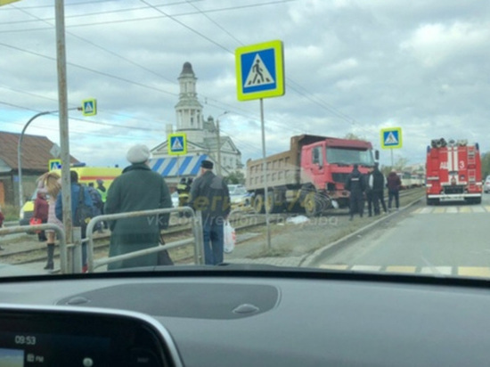 Грузовик вылетел на трамвайную остановку в Челябинске