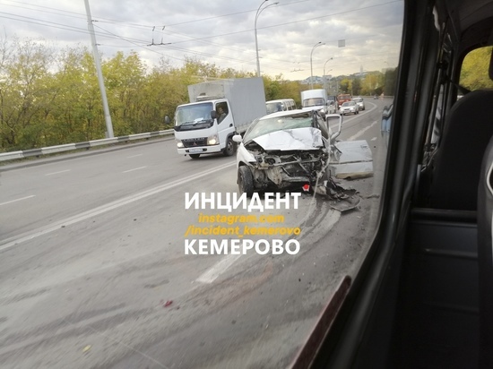 Две иномарки смяло в жёстком ДТП на мосту в Кемерове