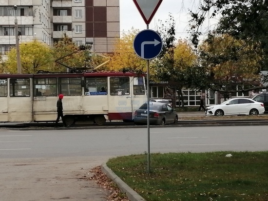 В Челябинске трамвай столкнулся с легковым автомобилем