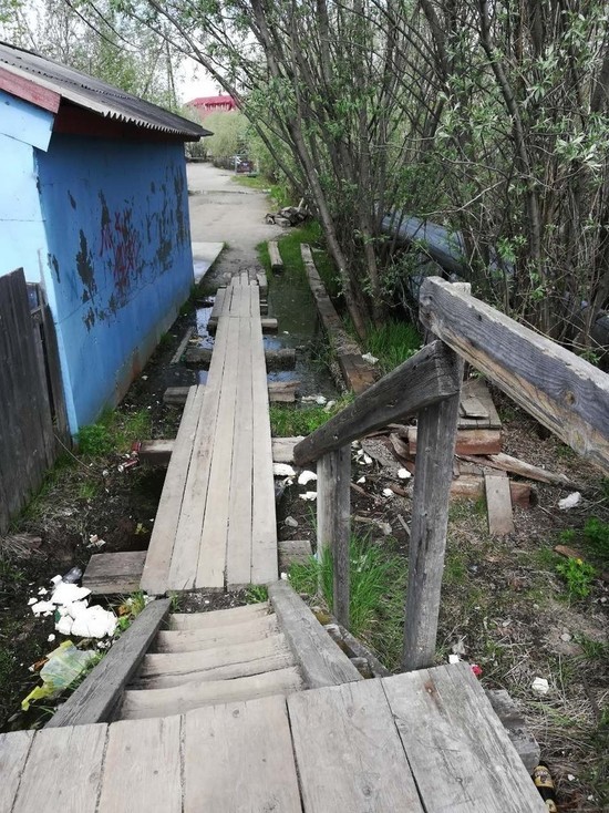 Жители Тарко-Сале жалуются на переход между двумя улицами