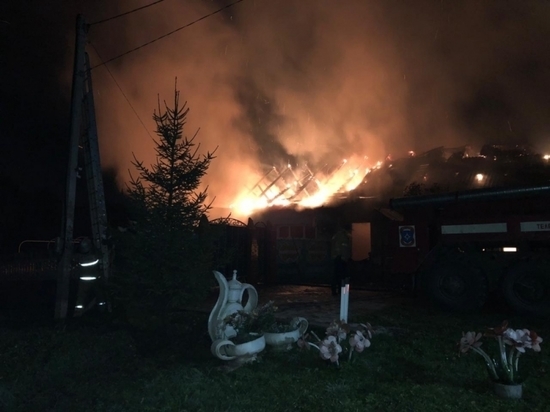 Под Заокским пожарные два часа тушили пожар в доме на три семьи