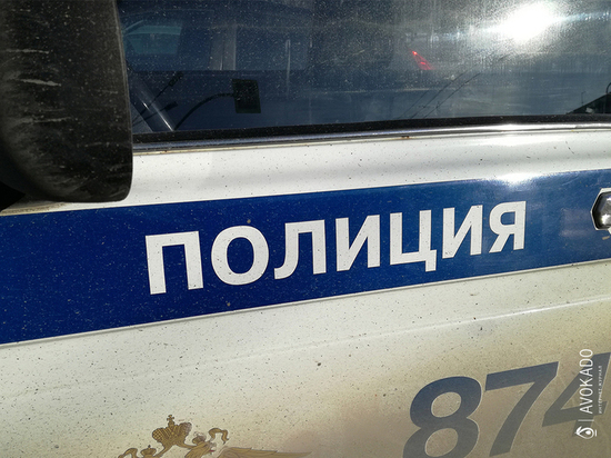 В Кузбассе угонщик бросил автомобиль посреди дороги