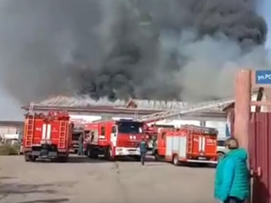 «Видно из далека»: в Красноярске загорелся склад
